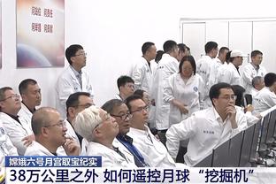 25名踢不过102名！？澳大利亚主帅上半场无限沉思，眉头紧锁